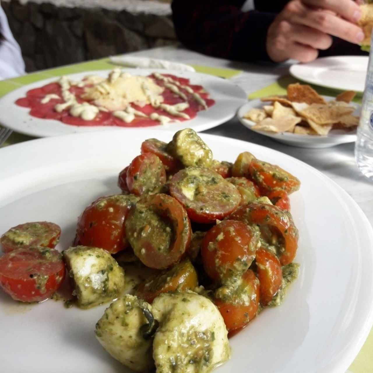 ensalada capresa y carpaccio de lomito.