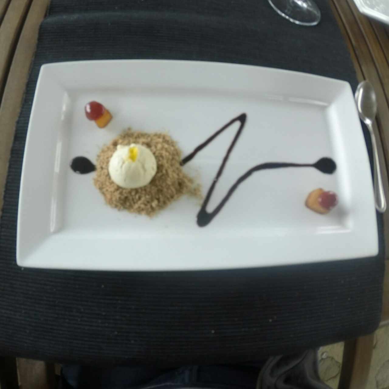 Helado de Romero sobre arena de guayabita con reducción de aceto balsámico y piña