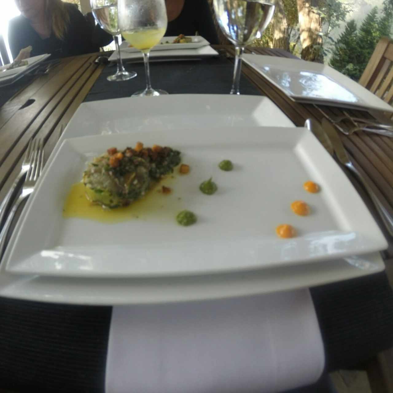 Tartar de Lau Lau con aguacate, cebolla morada y plátano 