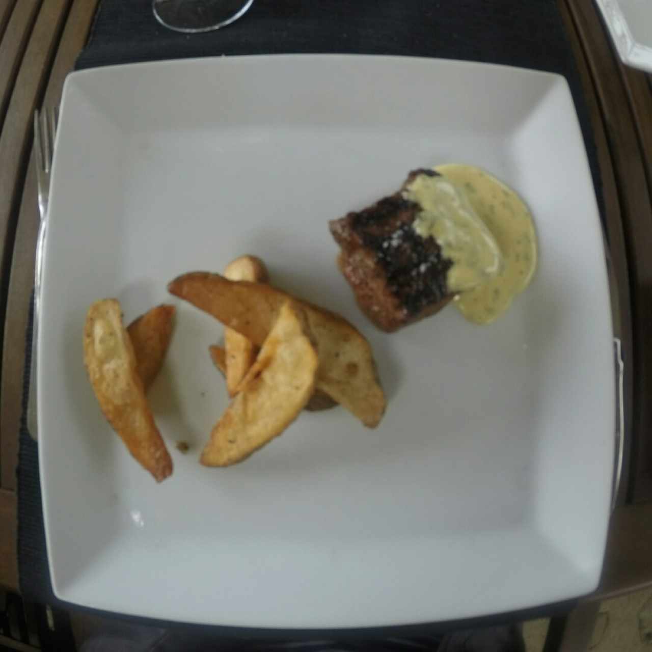 Ribeye con salsa y papas fritas de la casa cocidas en 3 tiempos 