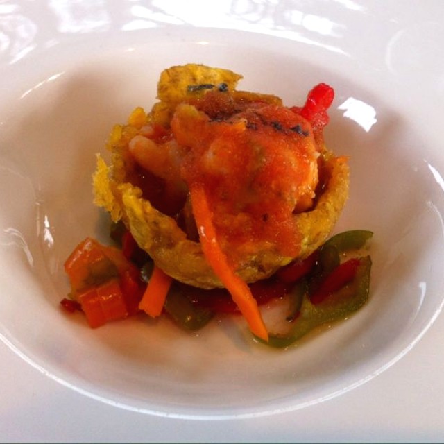Cesta de platano con langostinos