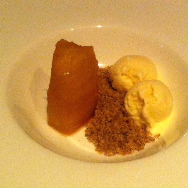 Helado de romero con piña en almibar