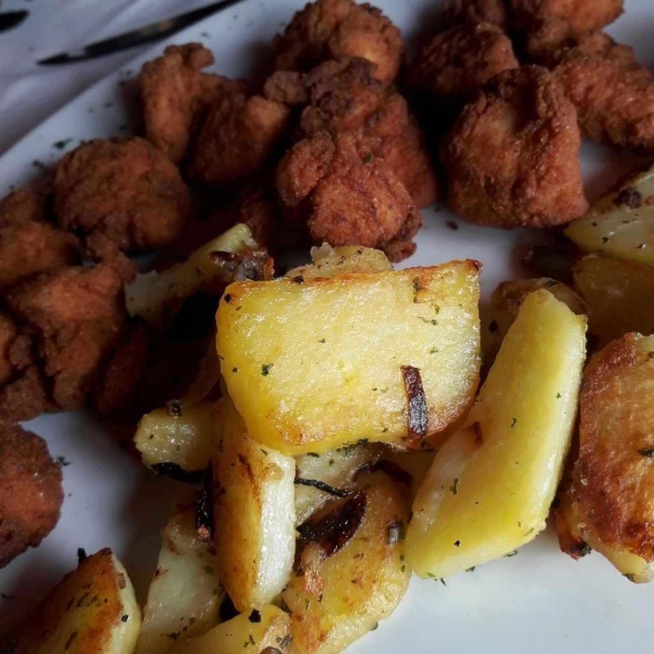 Pollito Frito con Papas Salteadas