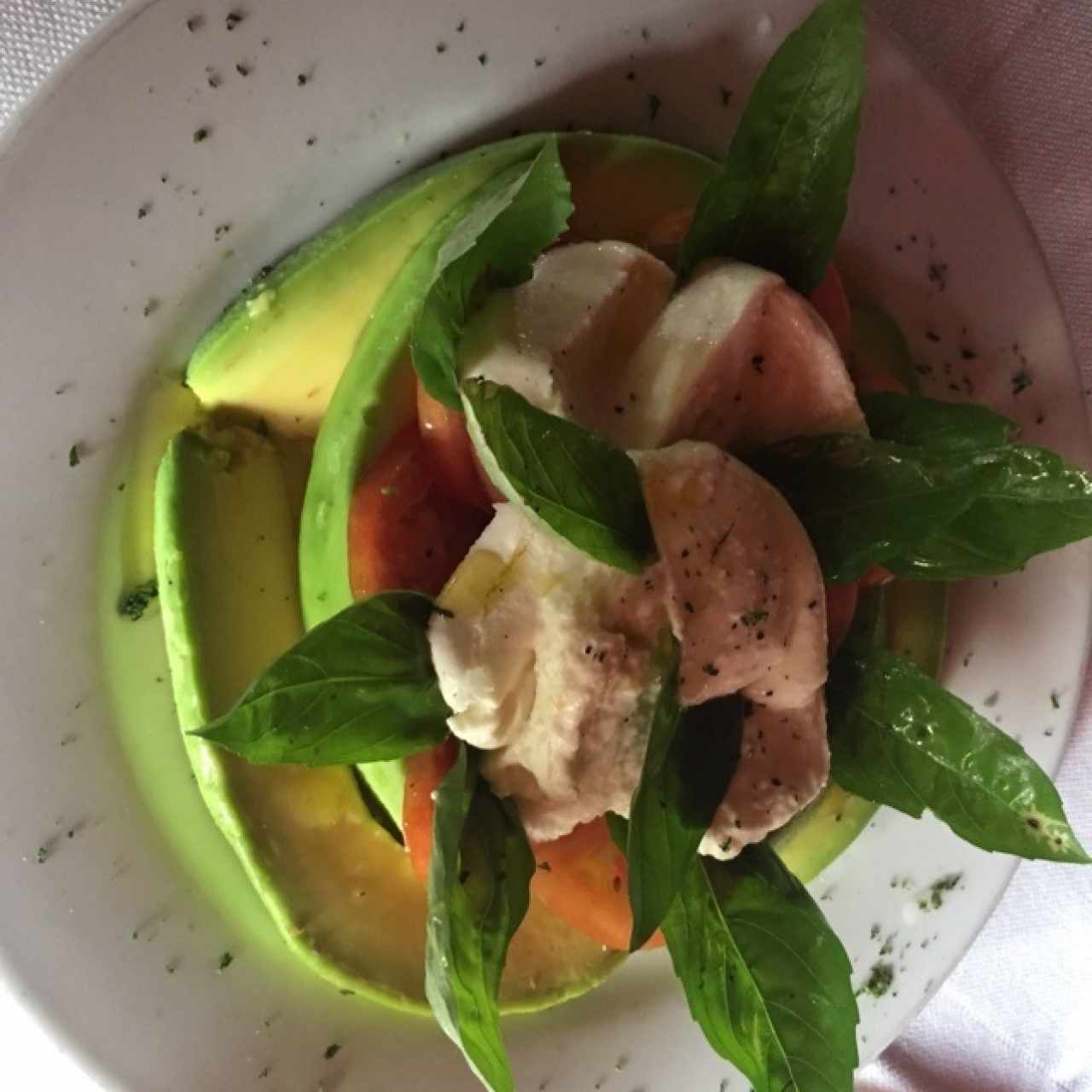 Ensalada Capresa con aguacate. 