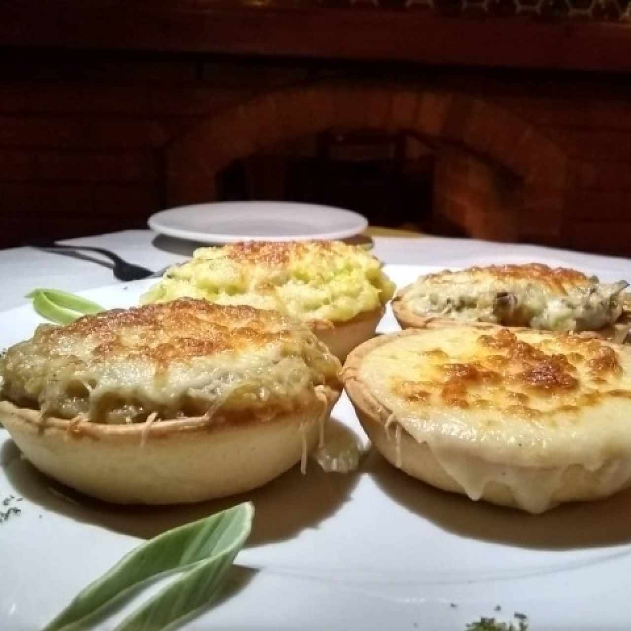 tartaletas de ajoporro, cebolla, queso, champiñón 