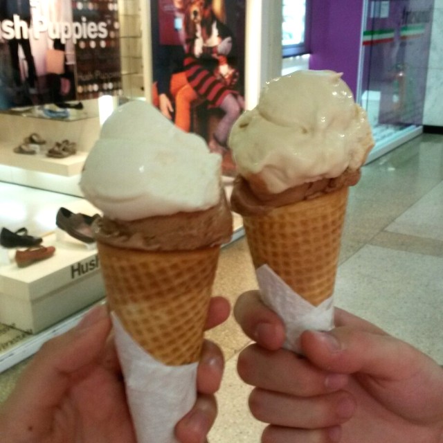 A la izquierda rocher y coco, a la derecha rocher y tiramisú
