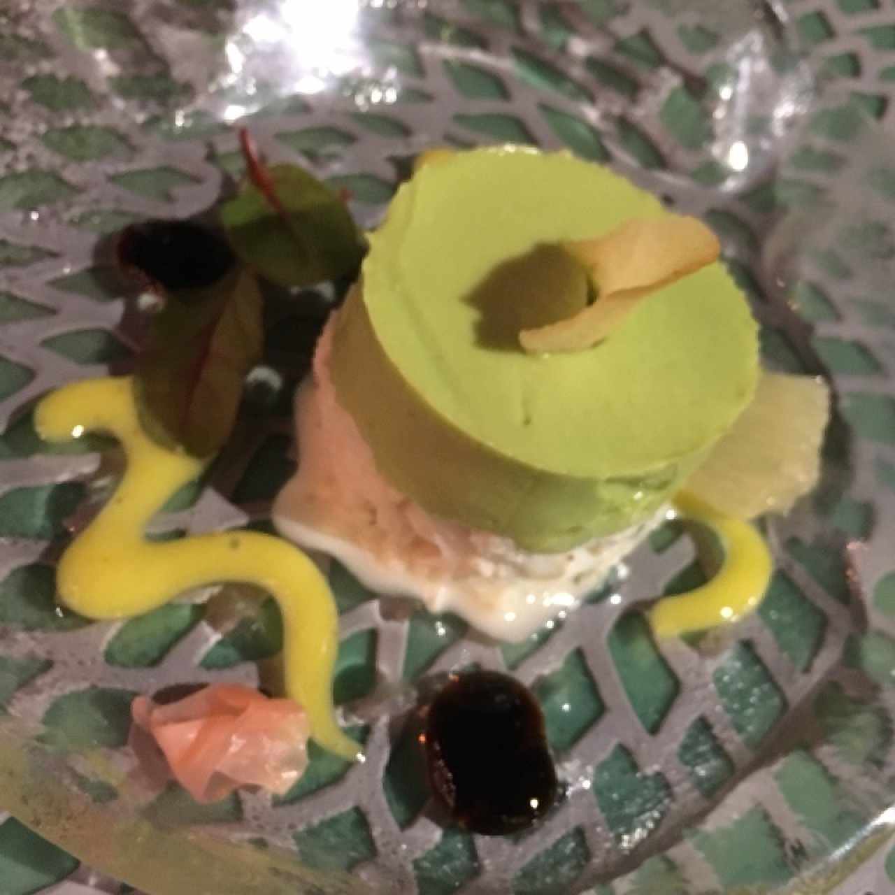 Torre de cangrejo y guacamole