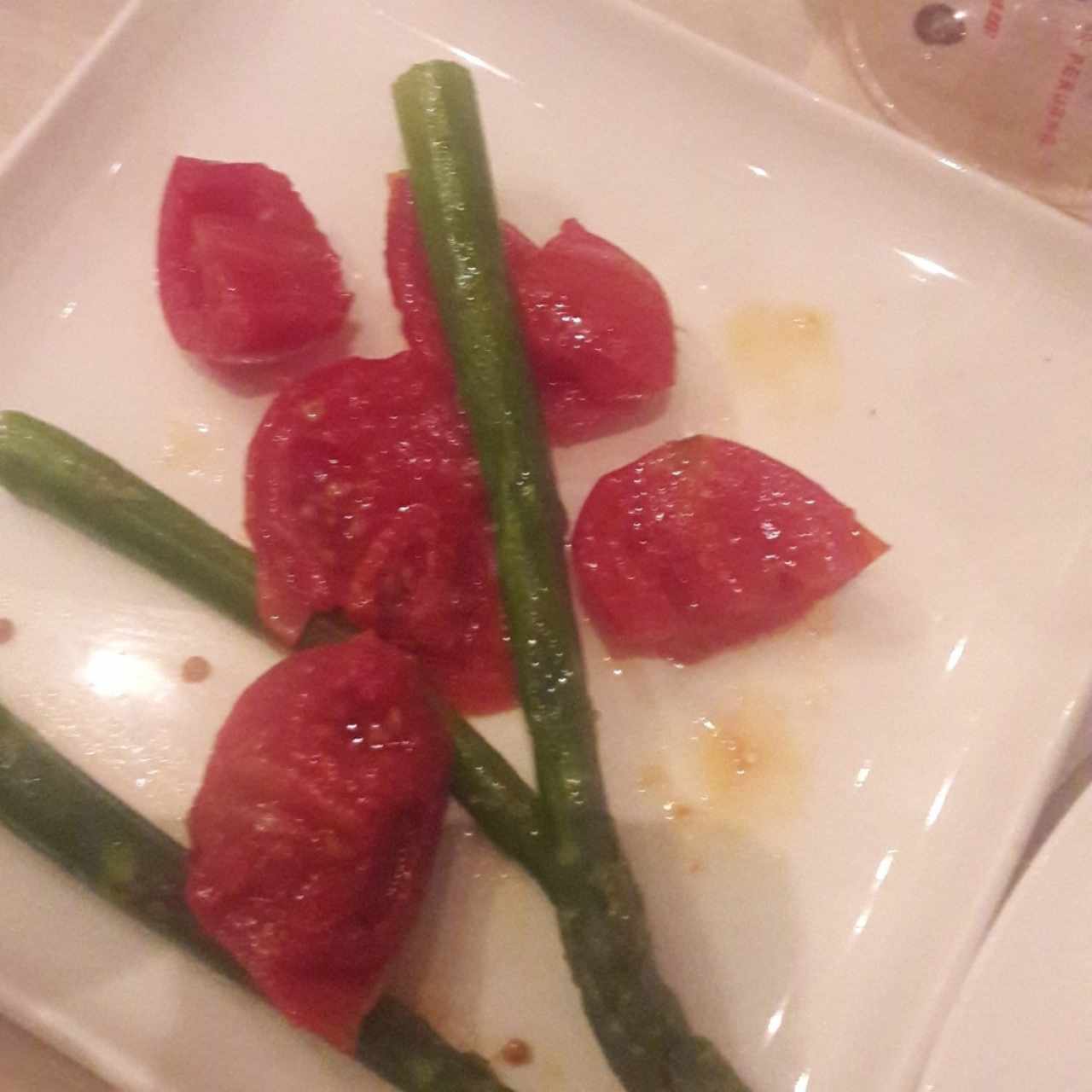 Tomates con espárragos