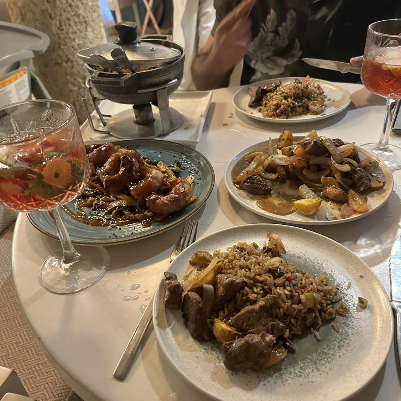 Arroz chaufa, langostinos y lomo salteado 