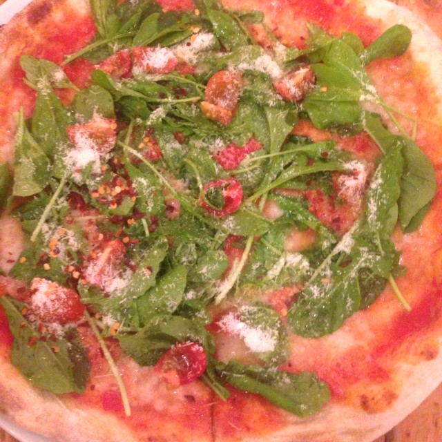 Pizza de rúgula y pomodoro