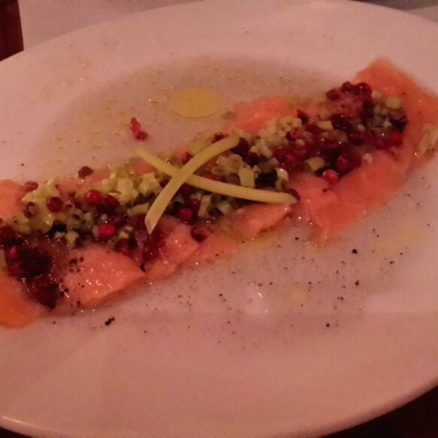 Salmón con pimienta rosada