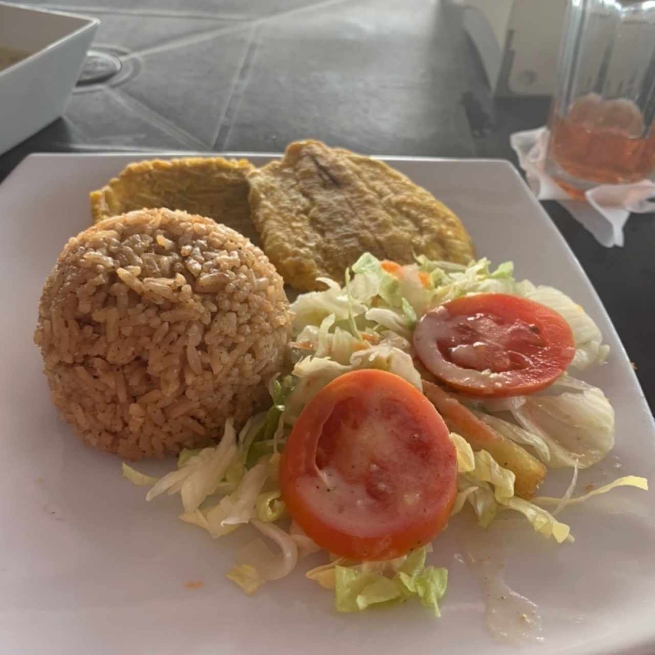 arroz con coco, patacones y ensalada