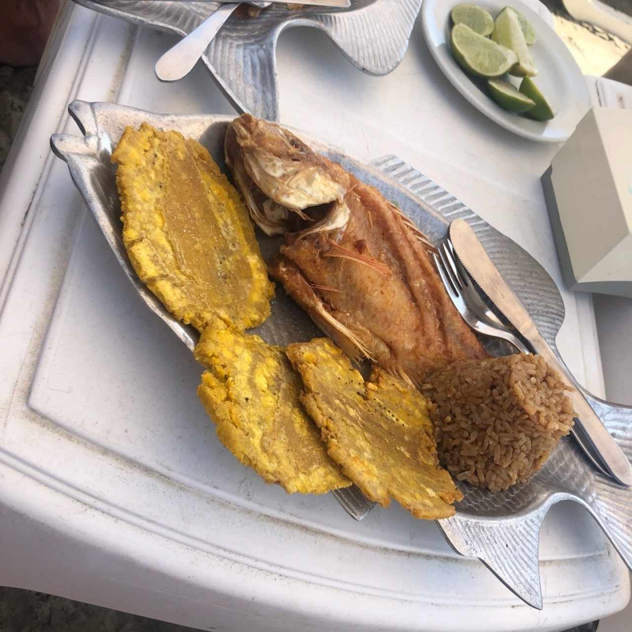 mojarra con arroz y patacones 