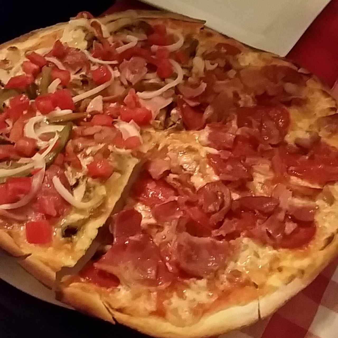 pizza mediterránea y peperoni 