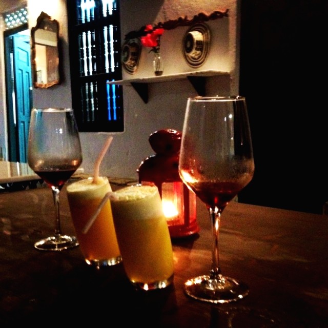 Vino de la Casa y jugos de Piña