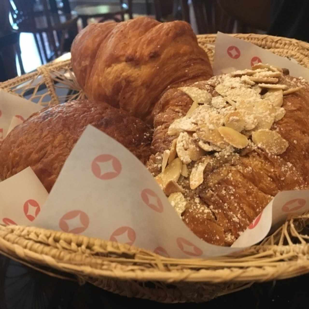 canasta de croissant