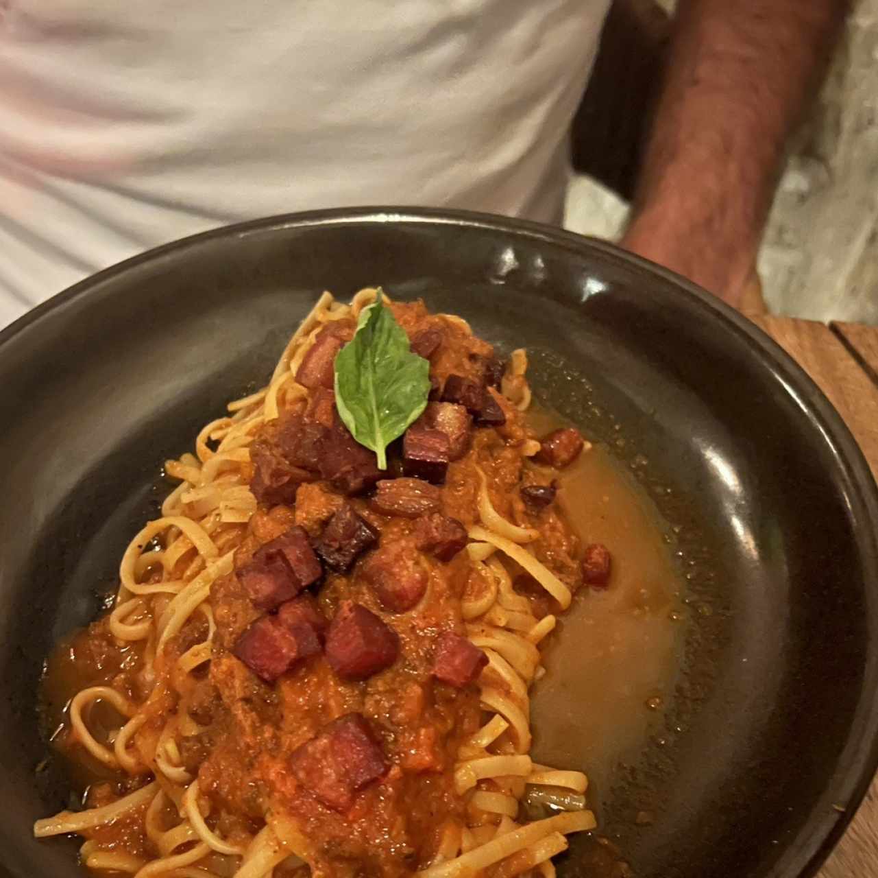 Linguini bolognesa con panzera crocante