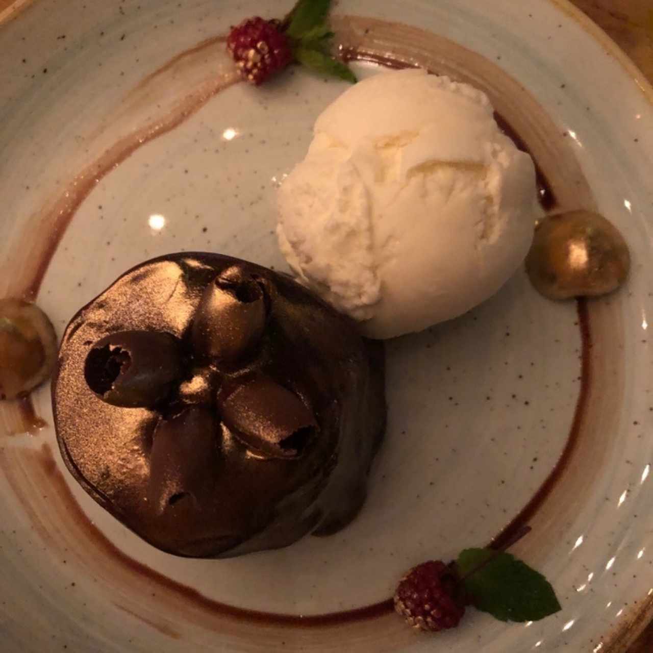 Torta de chocolate con helado de vainilla 