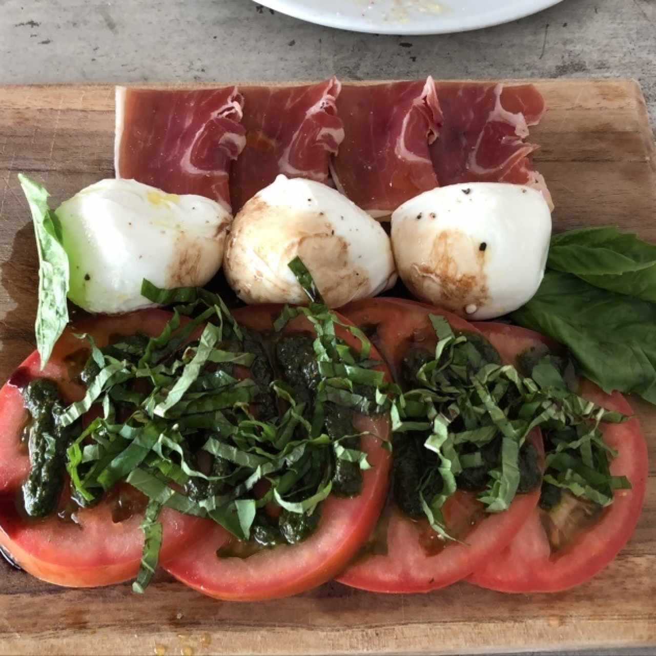 ensalada caprese con jamon serrano