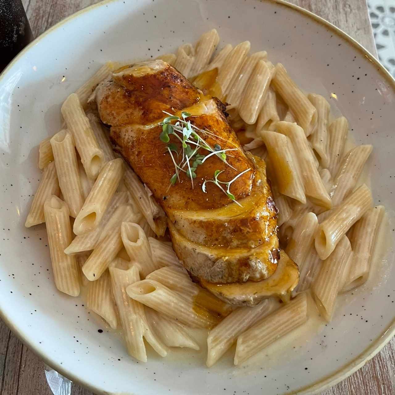 pasta en salsa alfredo con pollo a la naranja 9/10
