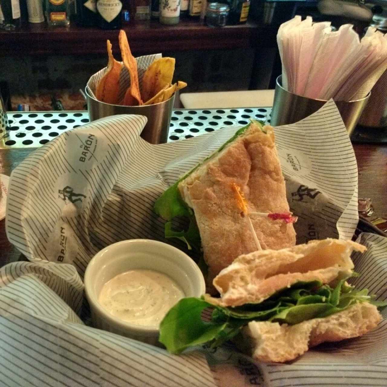 sandwich de salmón con espinaca y salsa de eneldo 