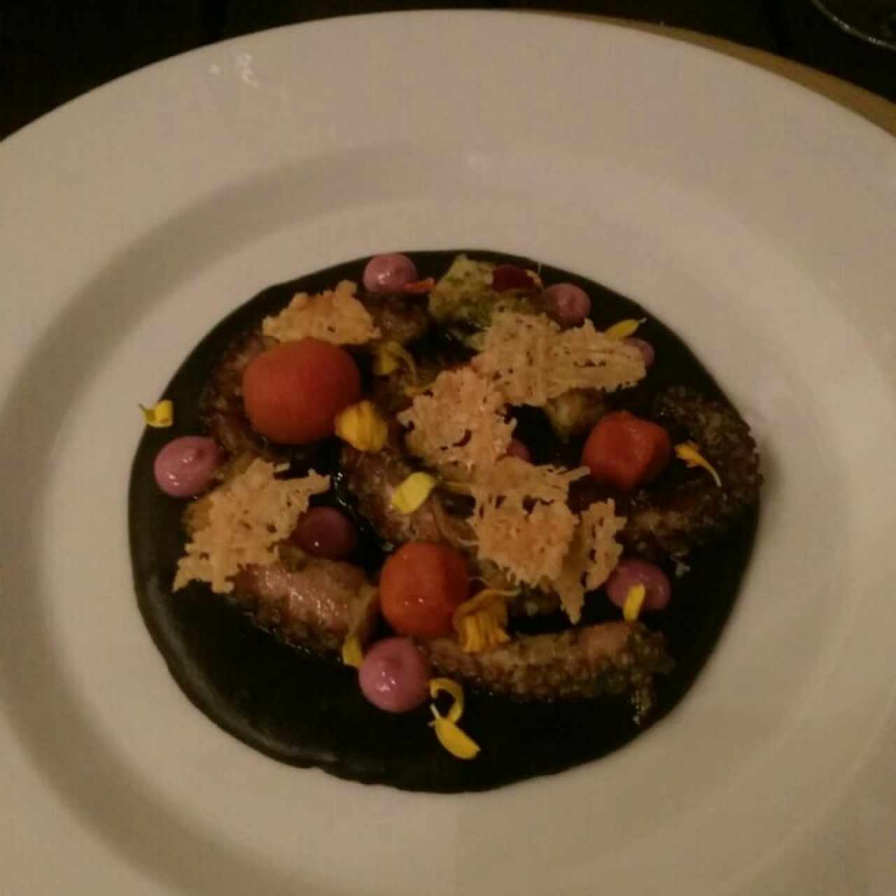pulpo a la parrilla sobre puré de papá negro