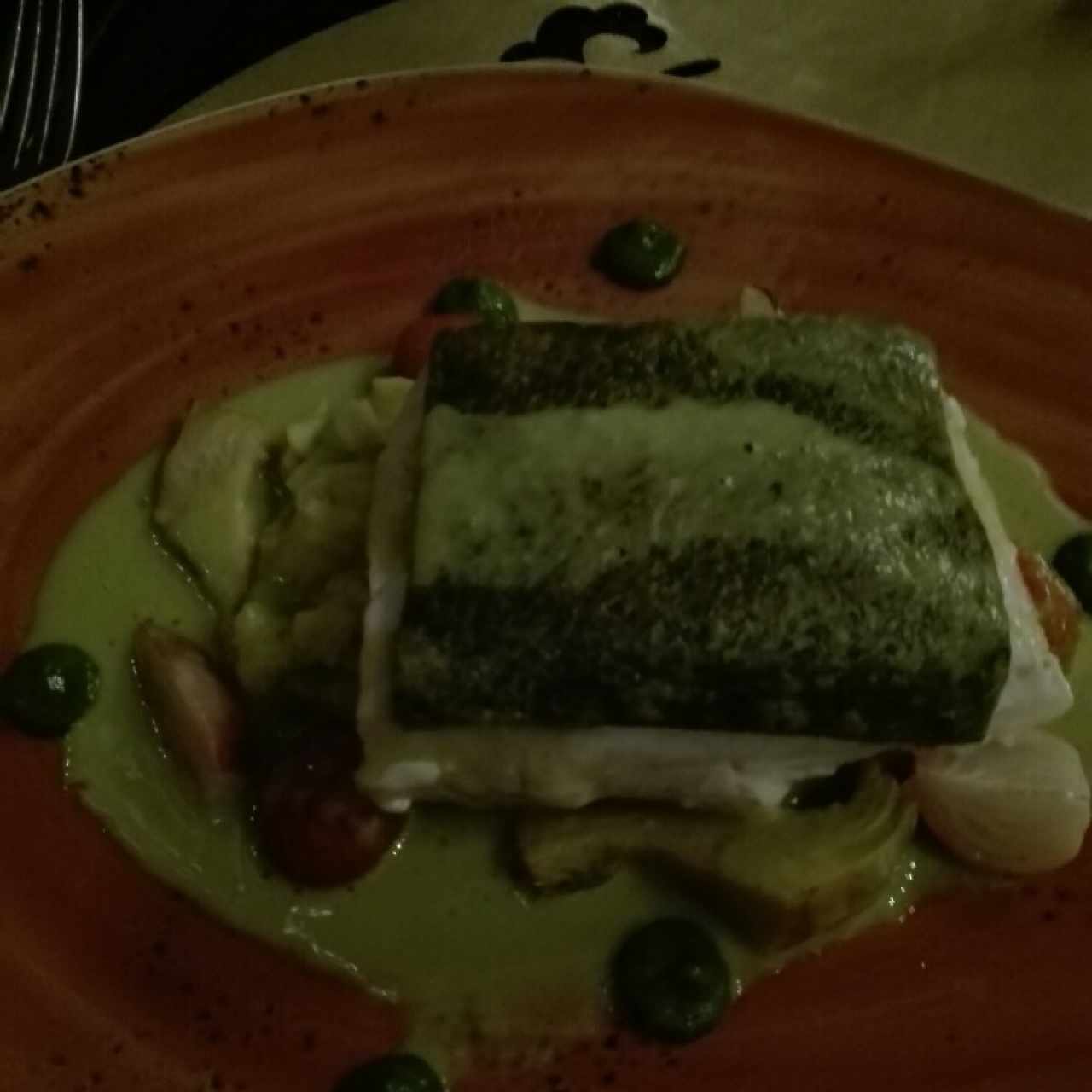 robalo en costra. verde con salsa de puerro