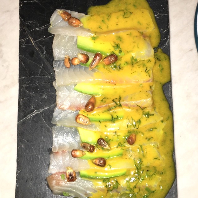 Tiradito en crema de ajíes y aguacate
