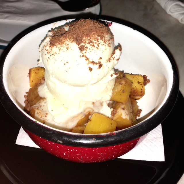 Piña a la parrilla con helado de coco