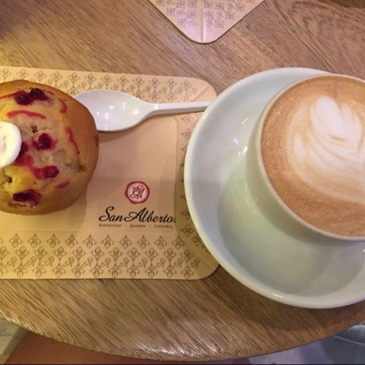 muffin de arandanos y yogur con Latte