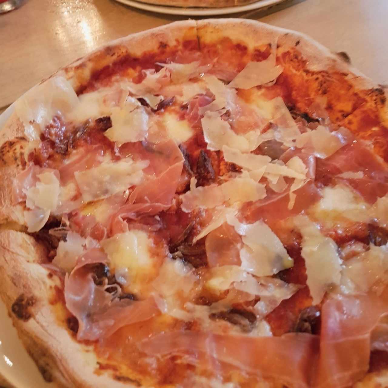 Pizza de proscioutto y dátiles