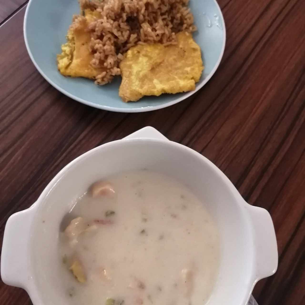 1/2 Cazuela de mariscos en coco con acompañamiento
