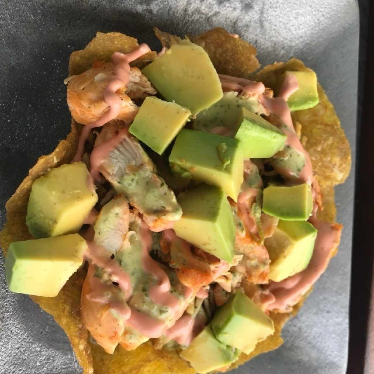 patacon con pollo y aguacate