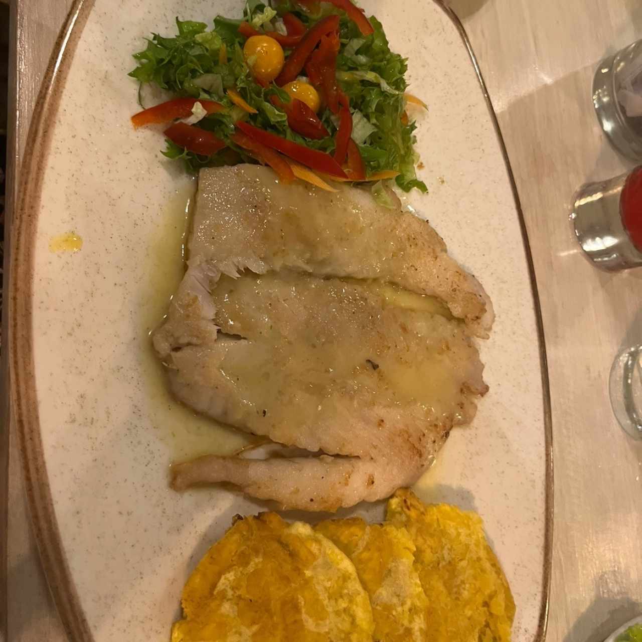 Filete de robalo al ajillo