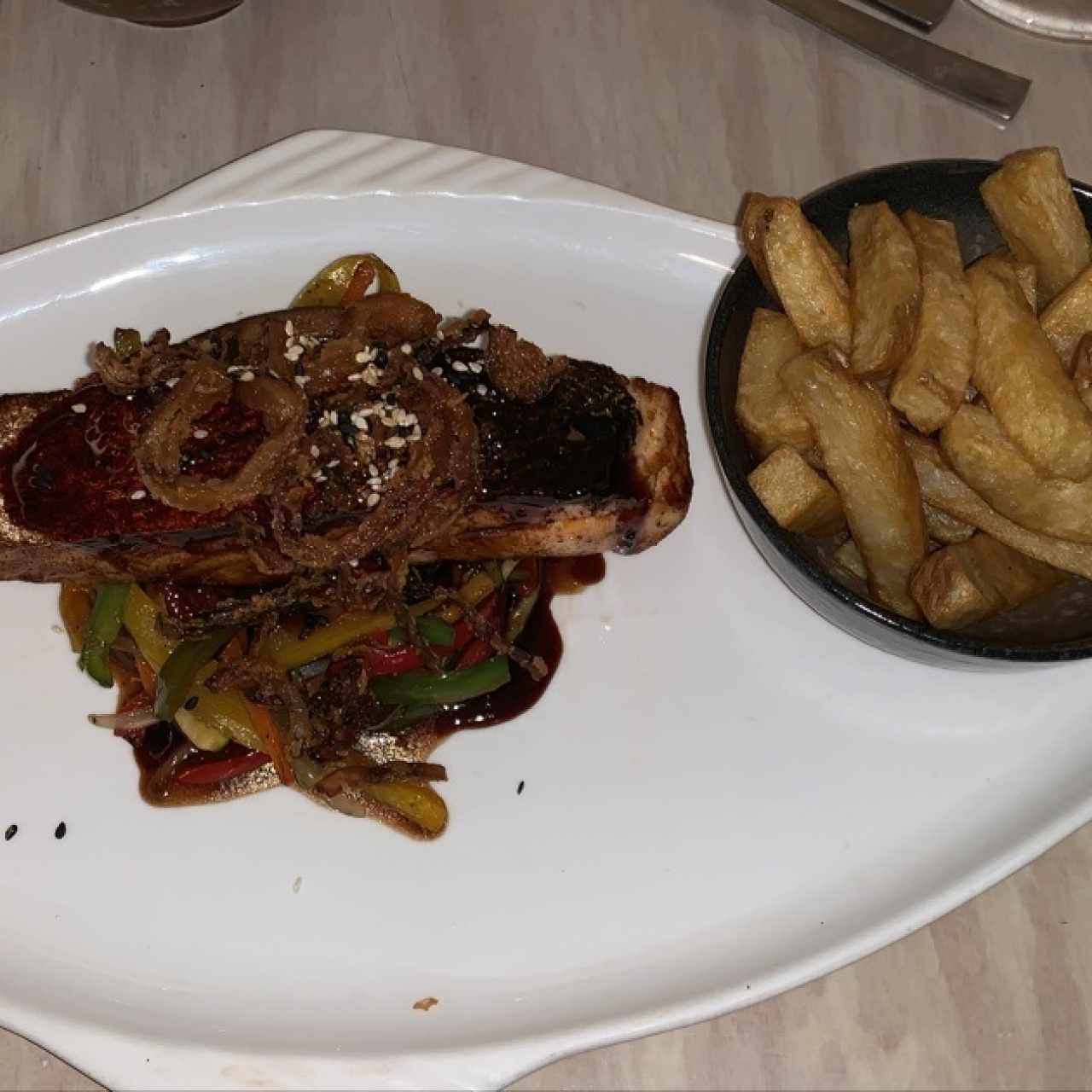 salmón con miel y  soya, es una salsa dulce, acompañado con vegetales y papas a la francesa