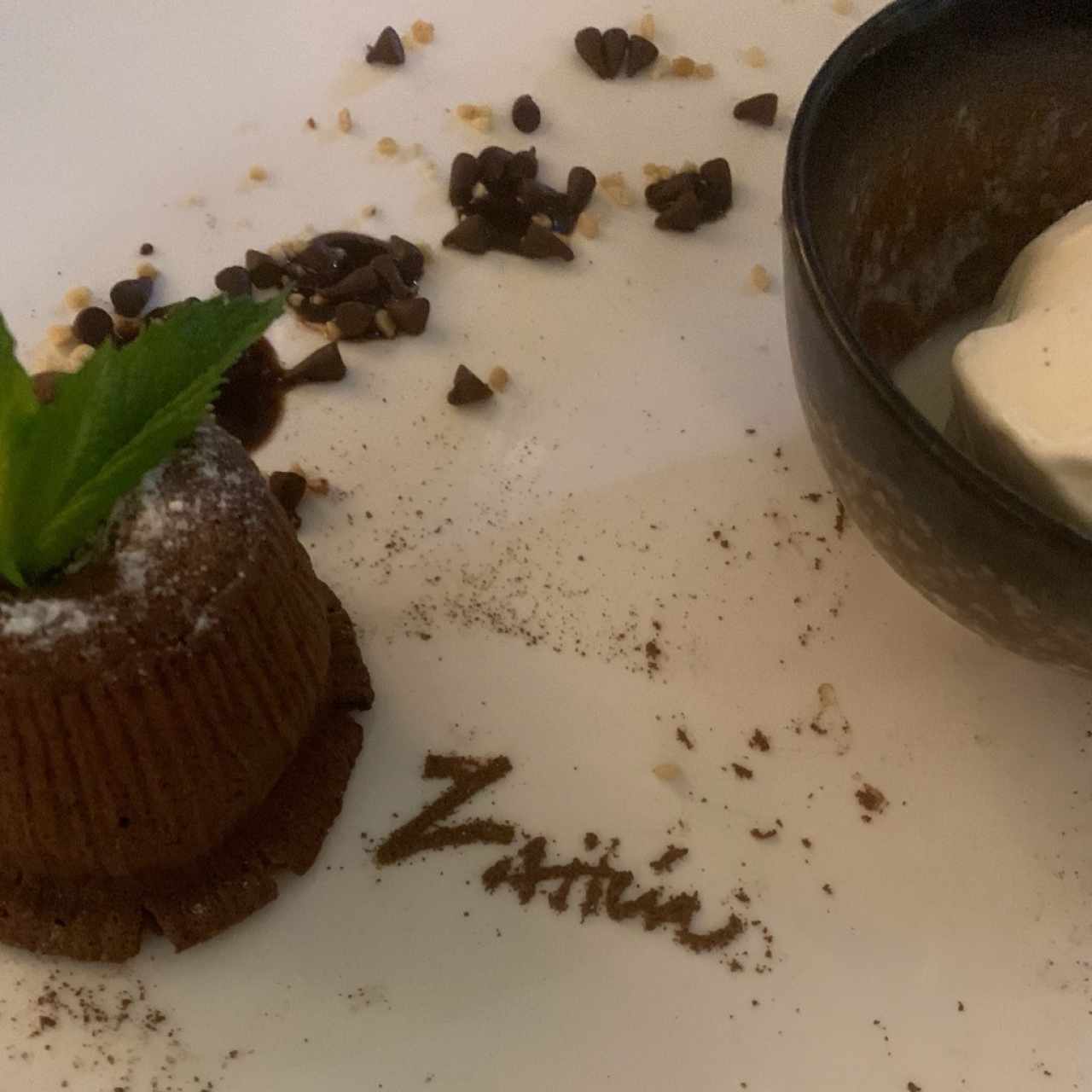 volcán de chocolate con helado de vainilla