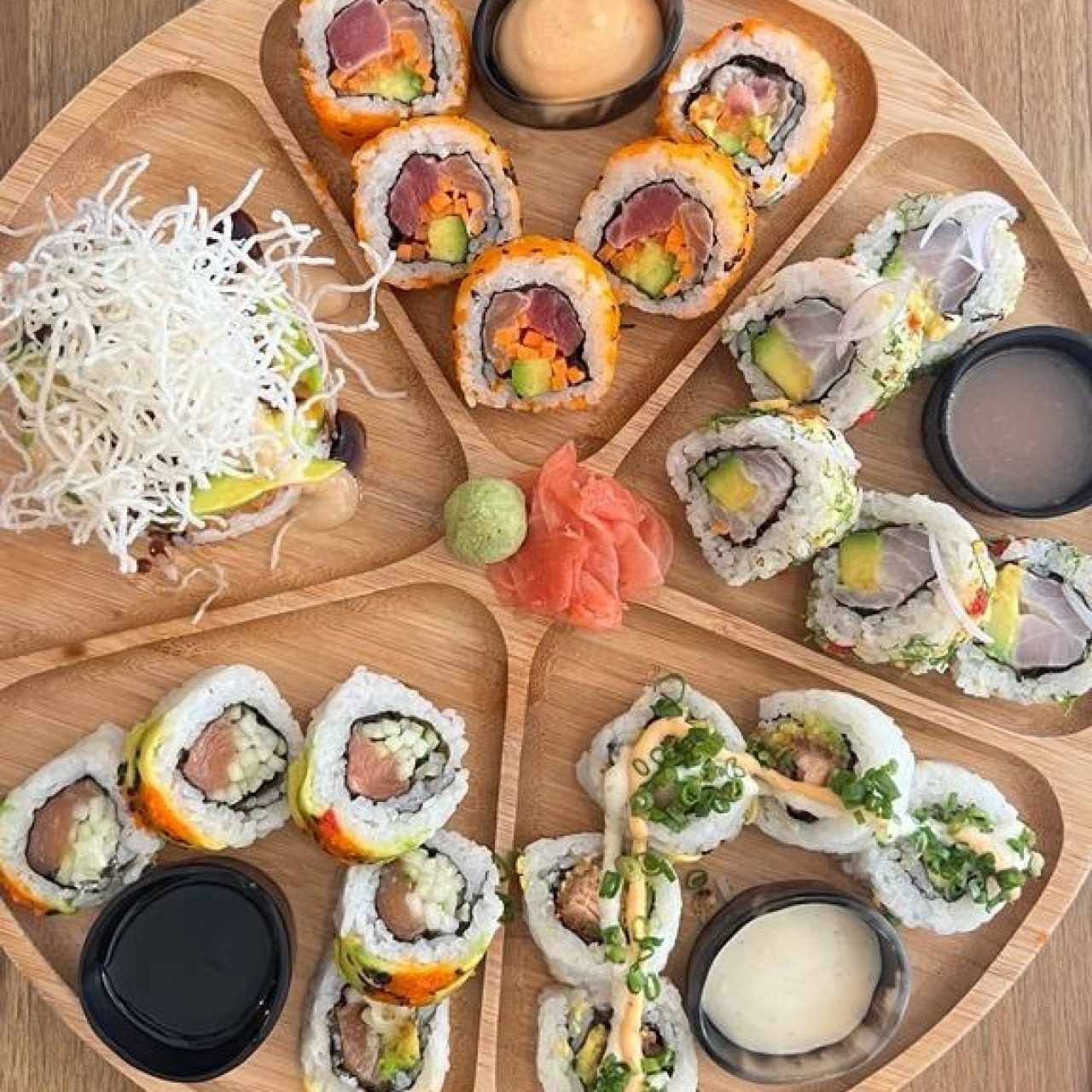 bandeja con 4 tipos de rolls buenisisma