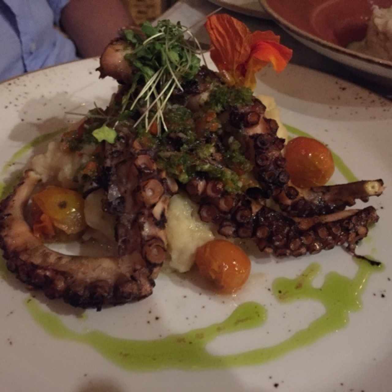 pulpo a la parrilla, un tanto insulso pr falta de d chimicurri, con puré de yuca, tambien insulso y frío