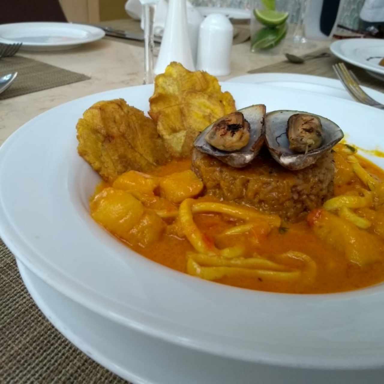 Arroz con coco y mariscos.