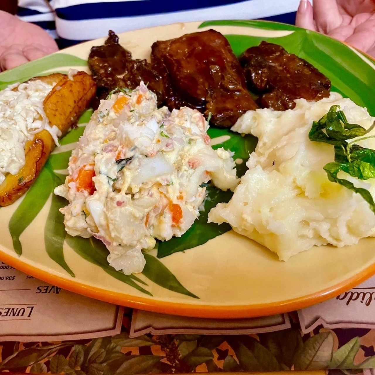 Lengua en Salsa con Plátano al Horno con Queso Blanco, Puré y Ensalada de Papas