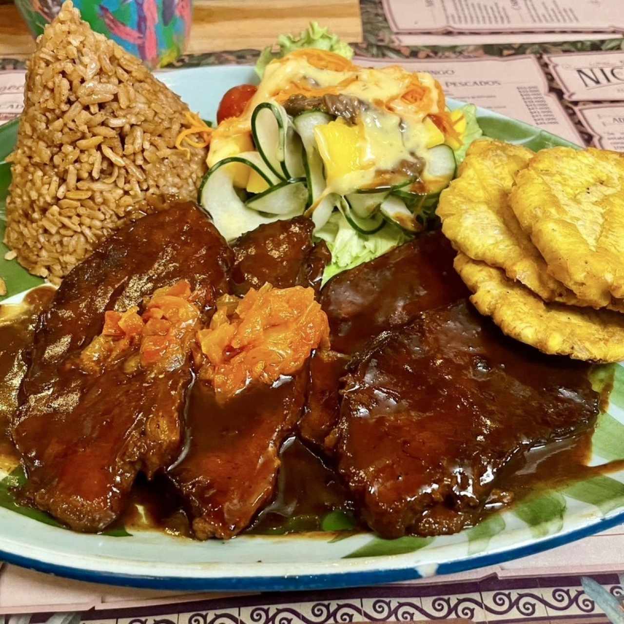 Posto Cartagenero (Lomo con Salsa de Panela) con Patacones, Arroz con Coco Negro y Ensalada del Chef