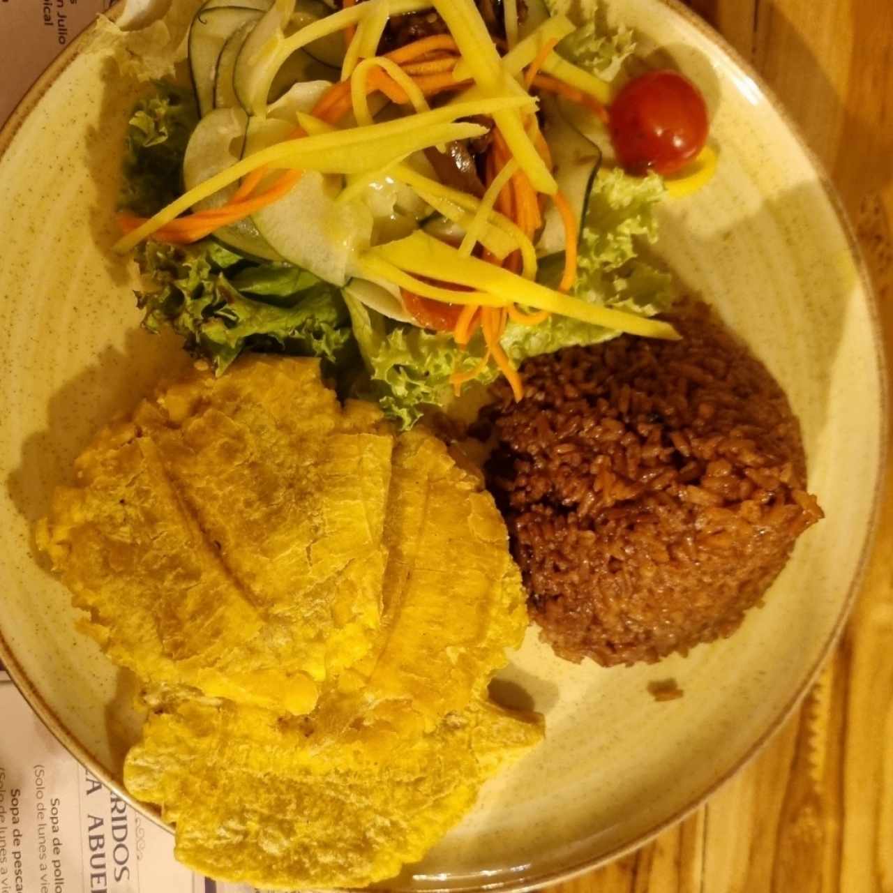 Acompañamientos: arroz con coco, patacones y ensalada