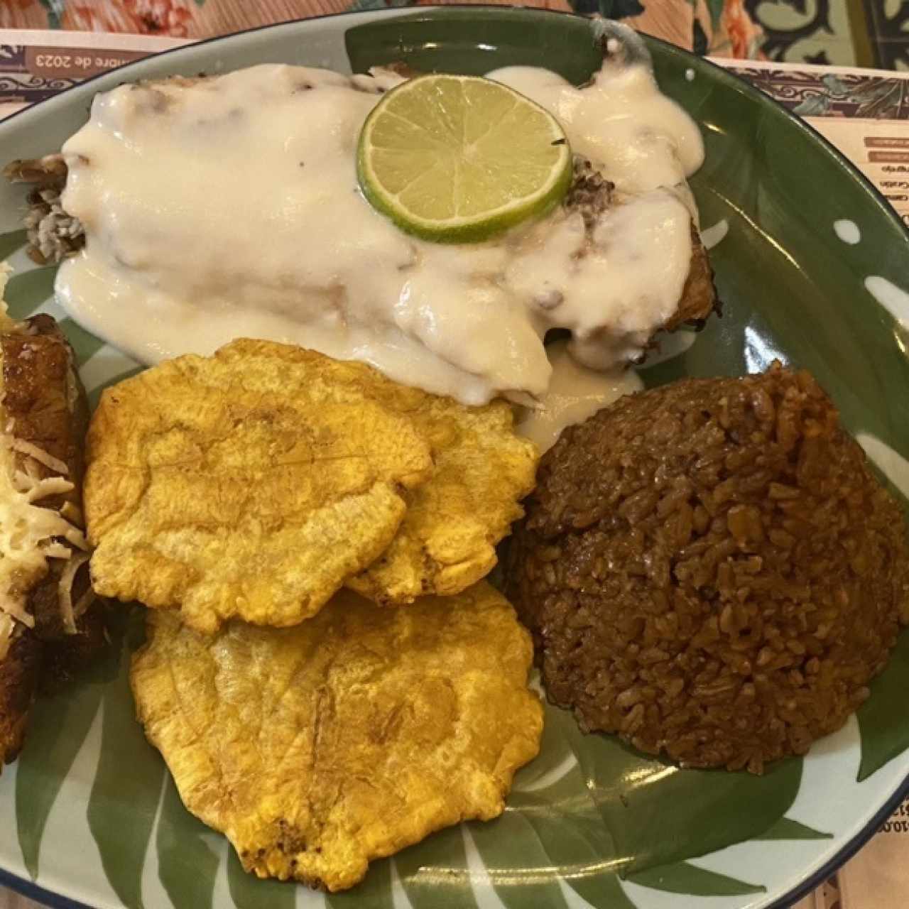 Filete de Mojarra al Ajillo + Platano, patacones y arroz con coco