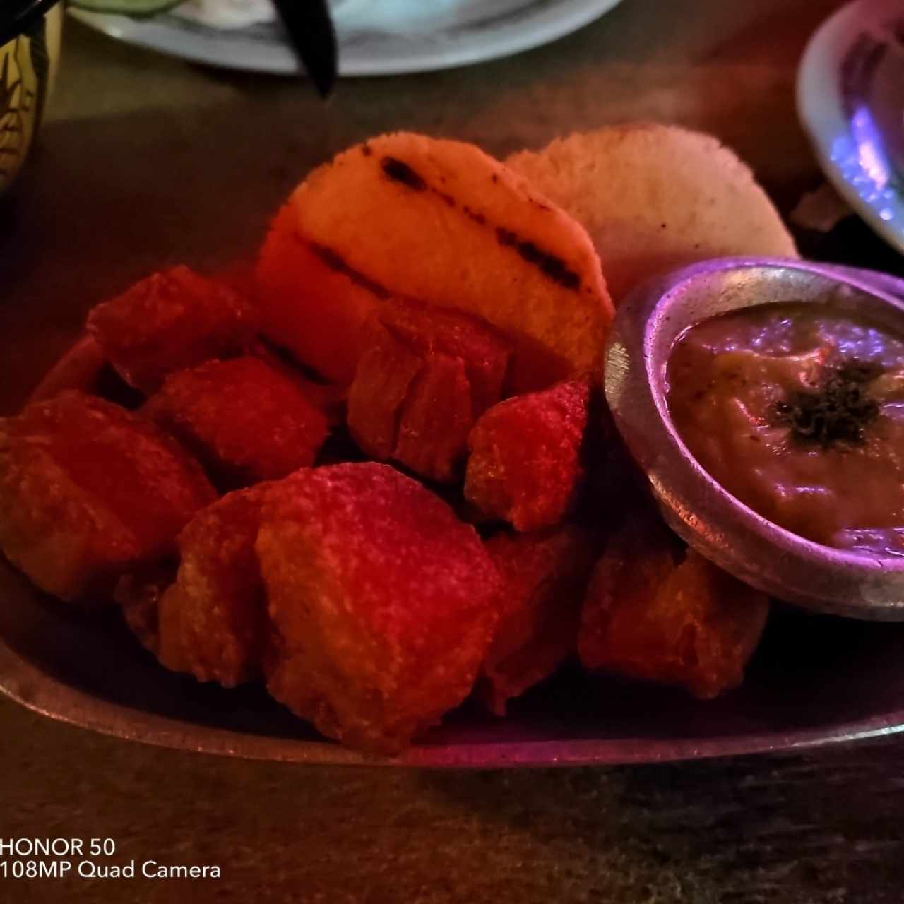 Chicharrón con arepa y guacamole 