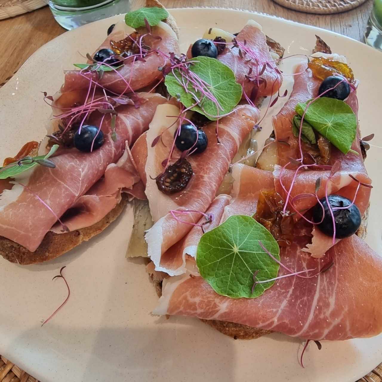 bruschetta de jamon serrano