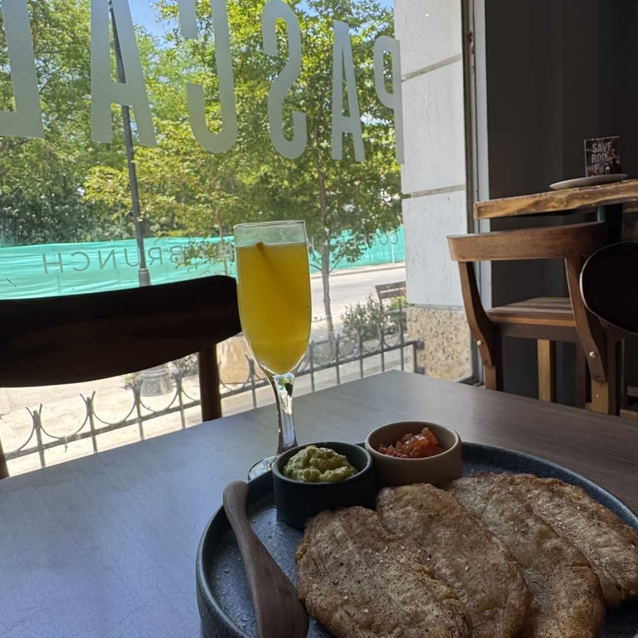 Patacones con ahogado y mimosa