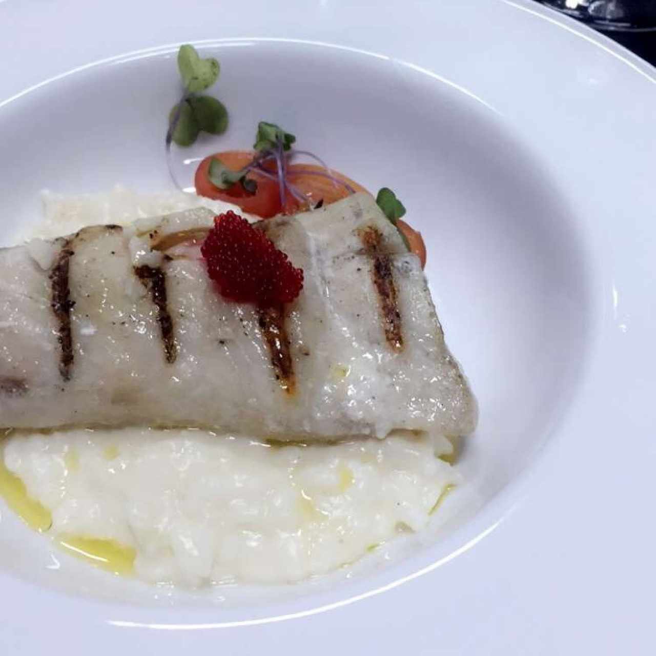 Robalo a la parrilla sobre risoto al limón