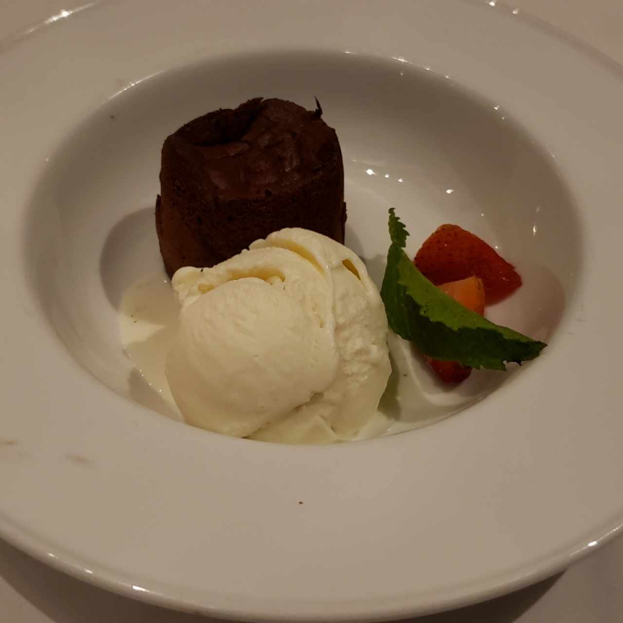 Helado de vainilla con tarta de chocolate