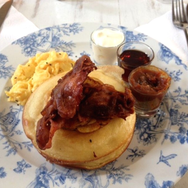 Huevos. Pancake. Tocineta