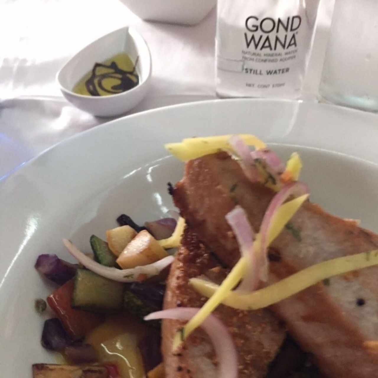 atun sobre verduras salteadas